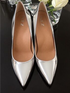 INEZ Silver Pointed Toe Pumps Size 6W